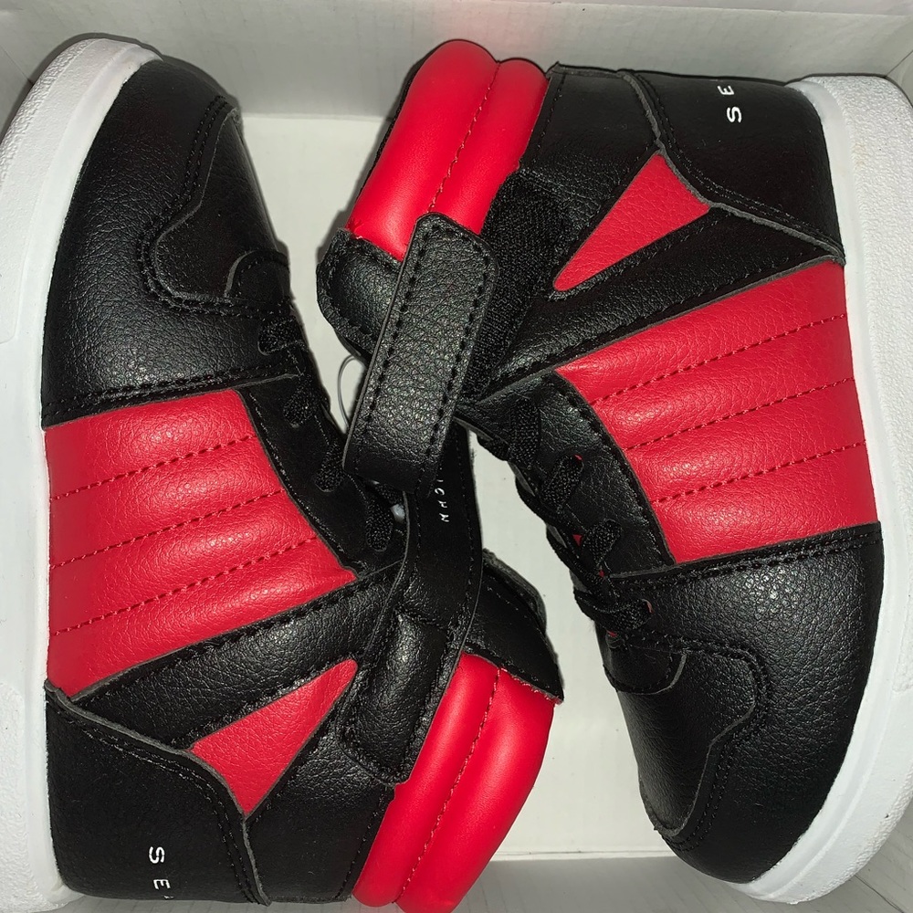 Toddler boy’s sneakers